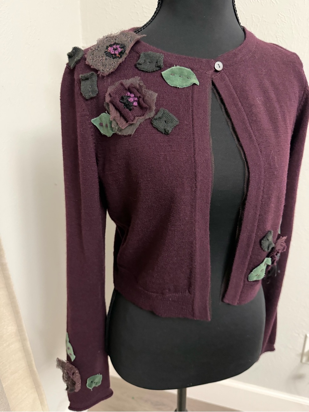Embellished Plum Cropped Cardigan with Leaf Appliqués 100% merino wool - Picture 4 of 11